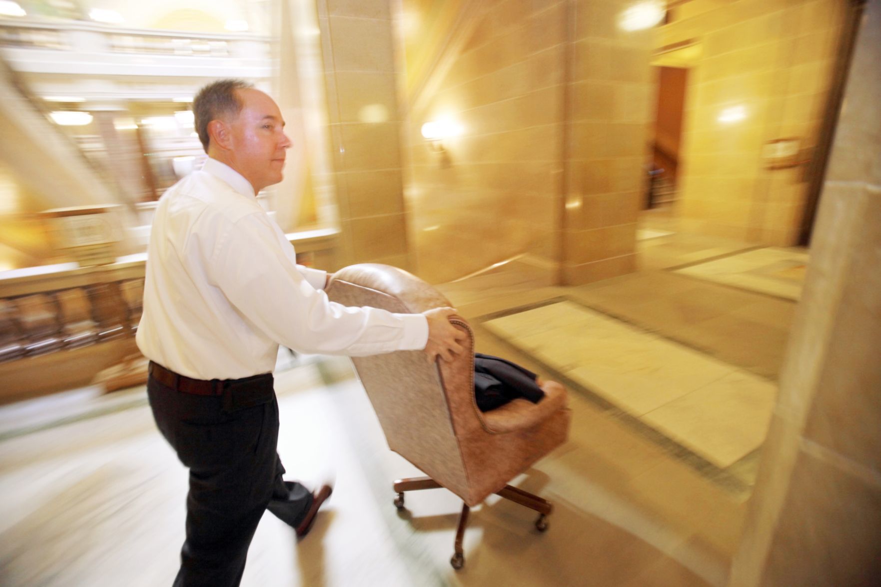 Robin Vos moves into his new office